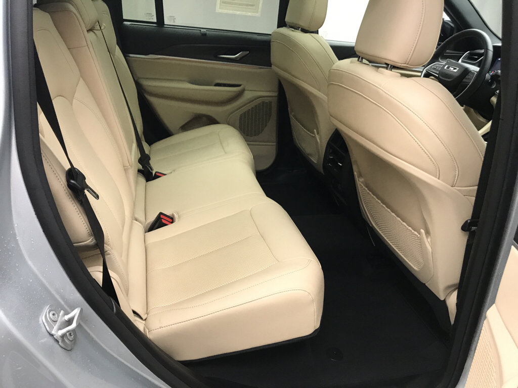 Used 2023 Jeep Grand Cherokee Limited w/ Luxury Tech Group II image 16