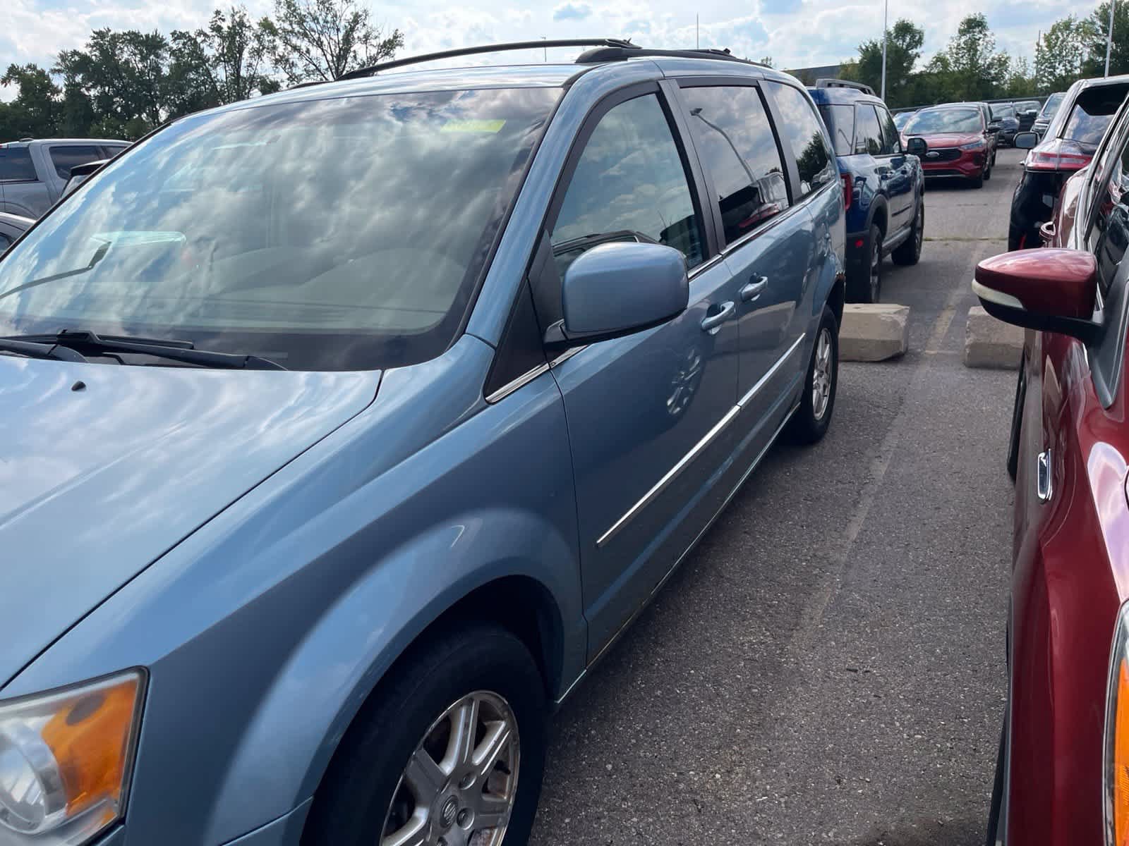 Used 2009 Chrysler Town & Country Touring w/ Family Value Group FWD image 5