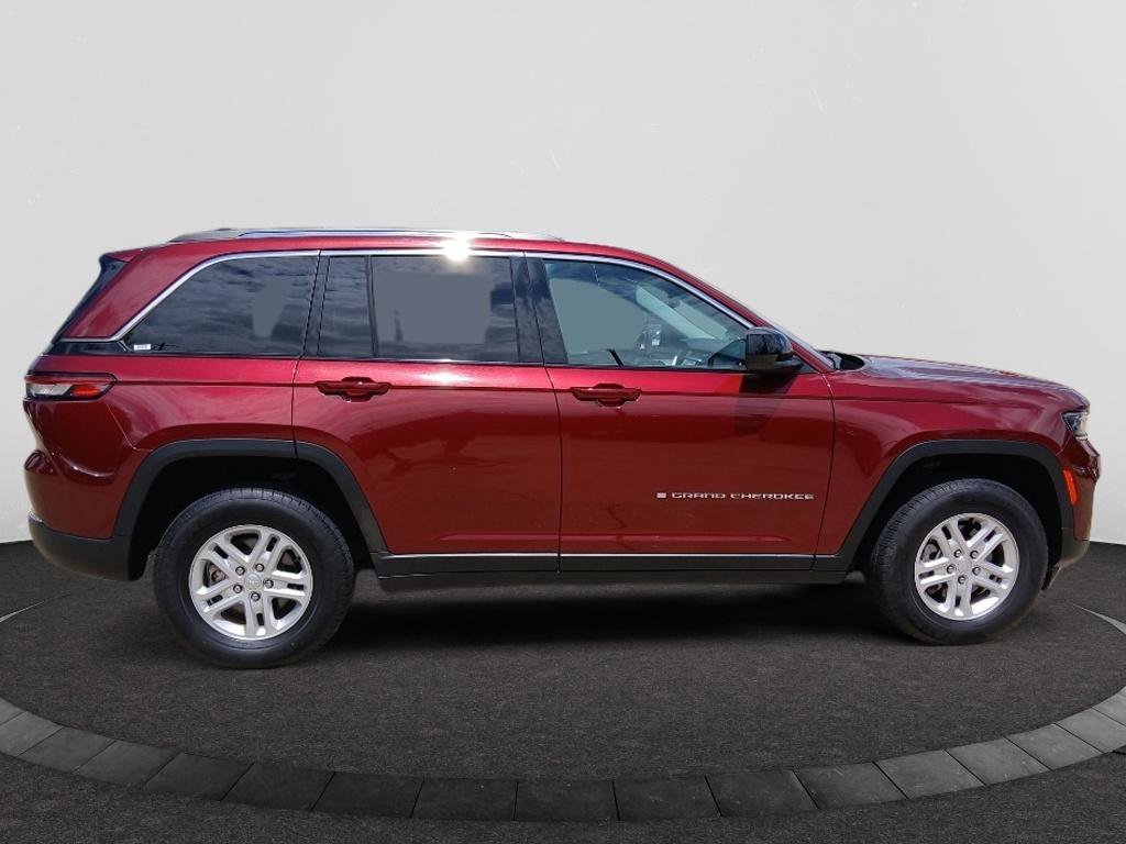 Used 2023 Jeep Grand Cherokee Laredo RWD image 8