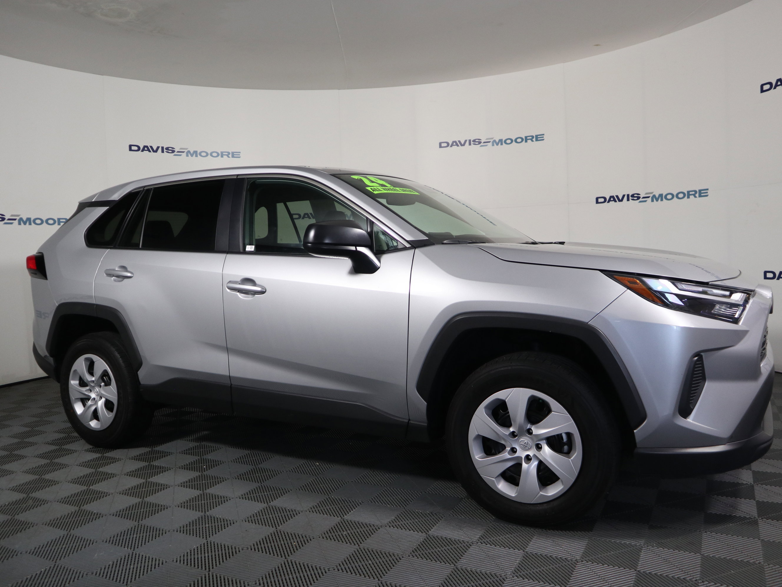 Used 2024 Toyota RAV4 LE AWD/4WD image 4