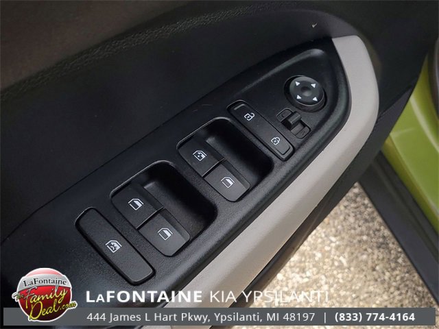 Used 2021 Hyundai Venue SEL image 17