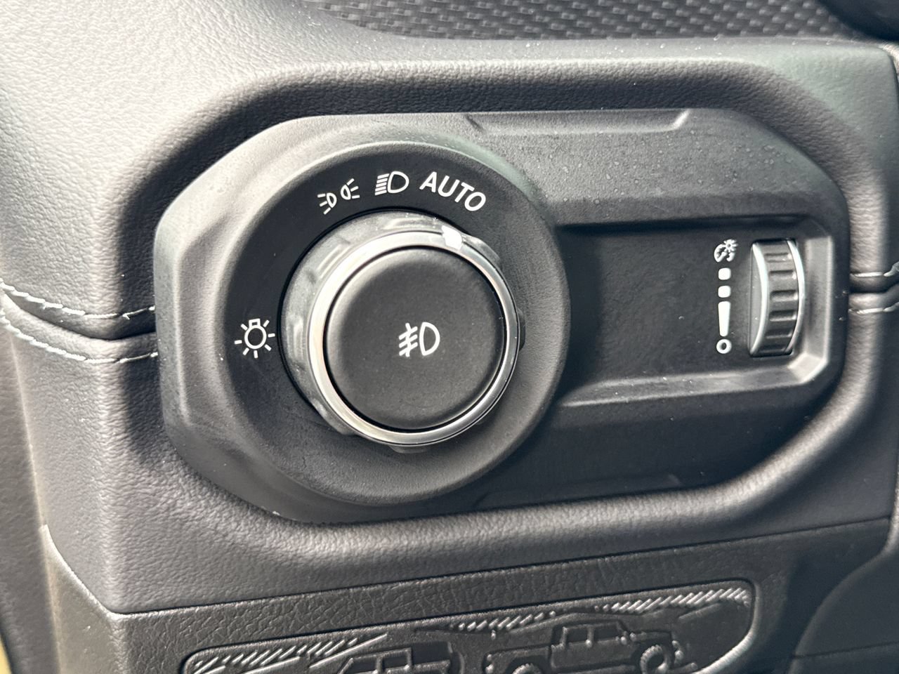 Used 2025 Jeep Wrangler Unlimited Rubicon w/ Technology Group AWD/4WD image 15