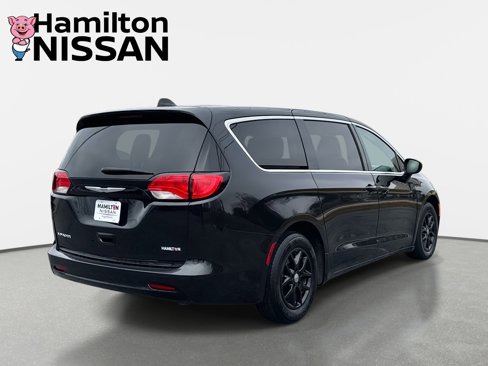 Used 2023 Chrysler Voyager LX image 2