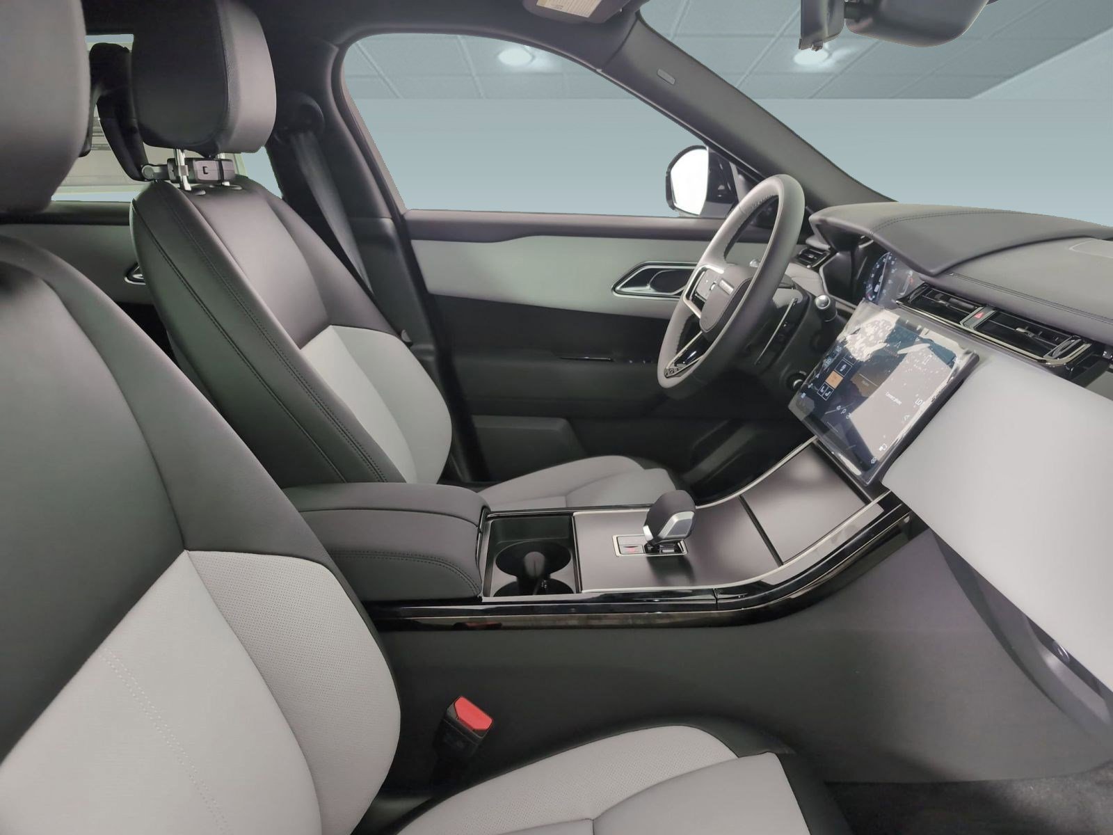 Certified 2026 Land Rover Range Rover Velar Dynamic SE image 19