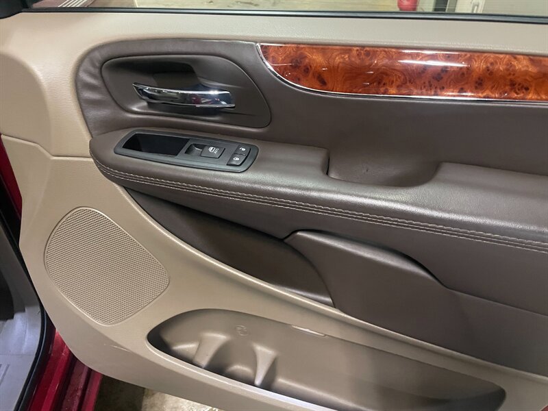 Used 2015 Chrysler Town & Country Touring-L FWD image 25