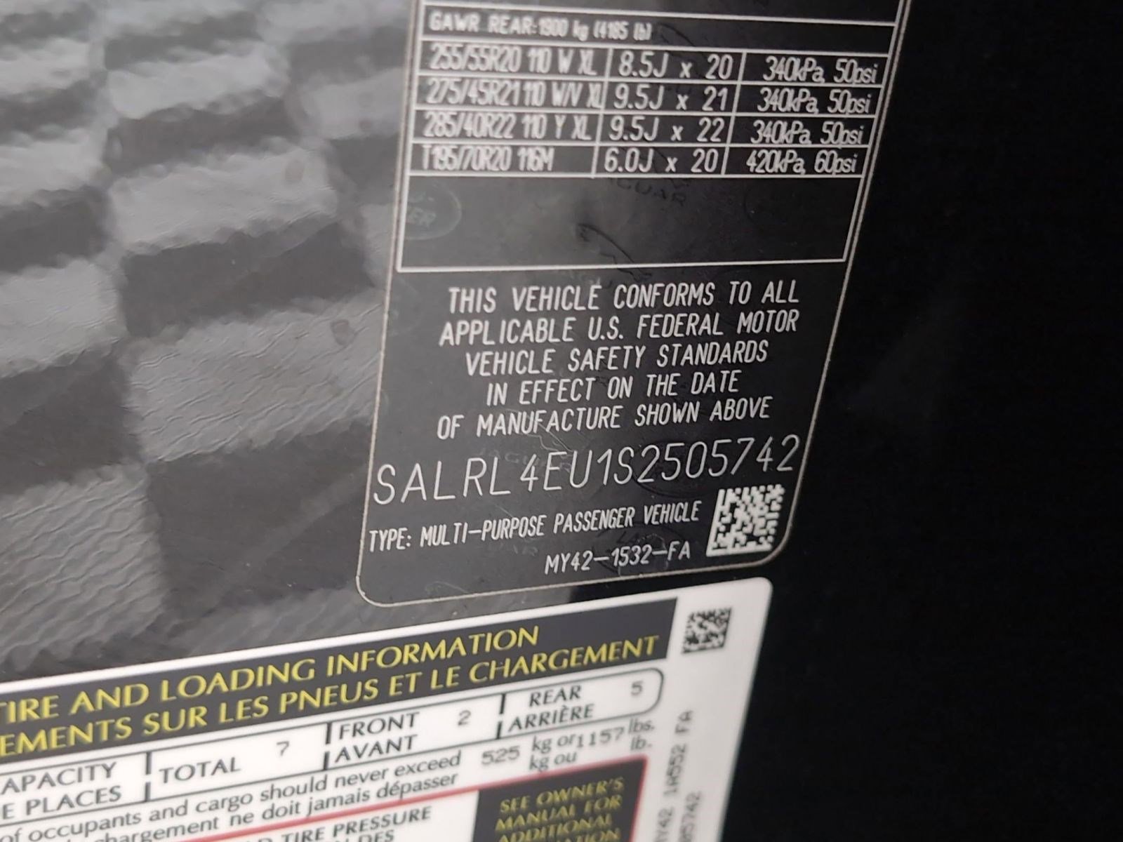 Used 2025 Land Rover Discovery Dynamic SE image 16