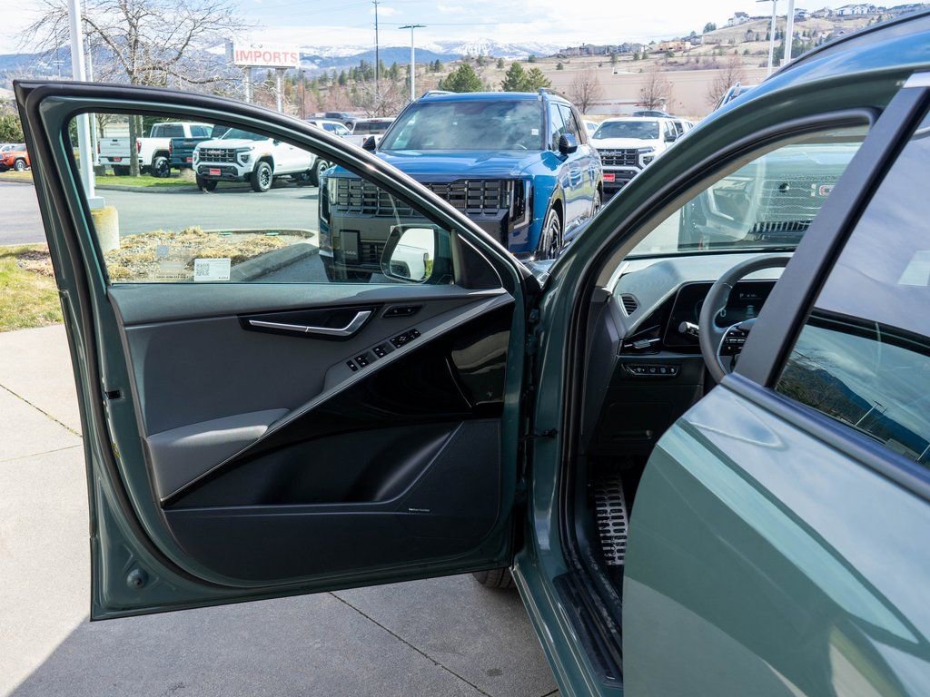 Used 2023 Kia Niro SX Touring FWD image 16