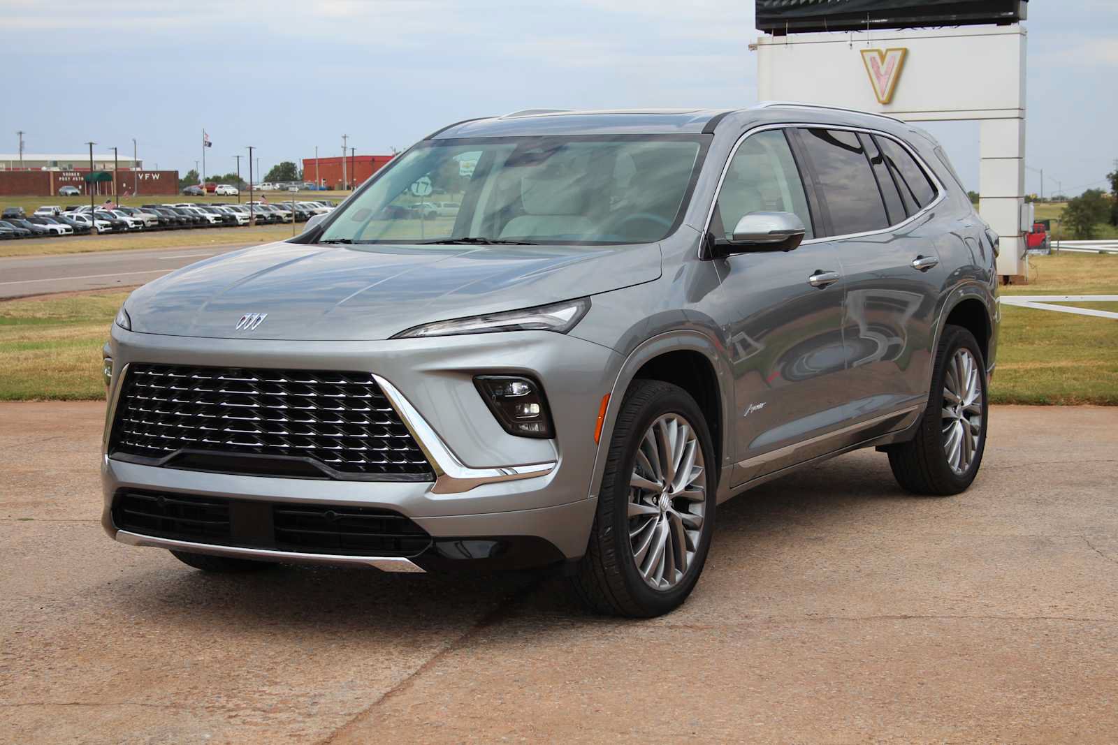 Used 2025 Buick Enclave Avenir AWD/4WD image 4