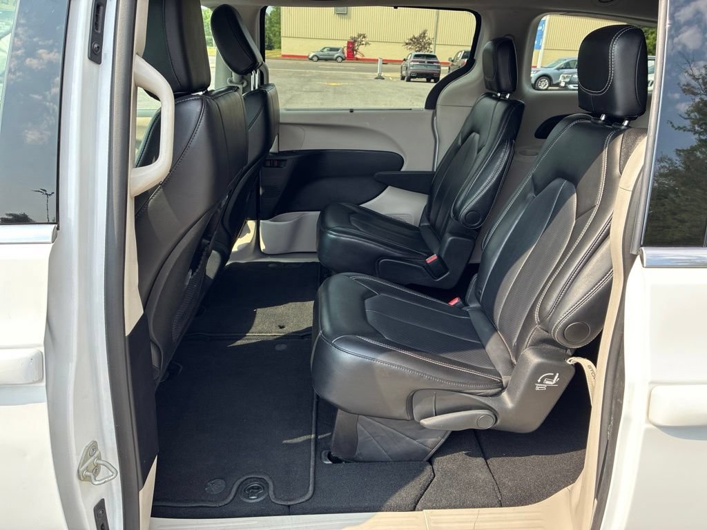 Used 2024 Chrysler Pacifica Touring-L FWD image 45