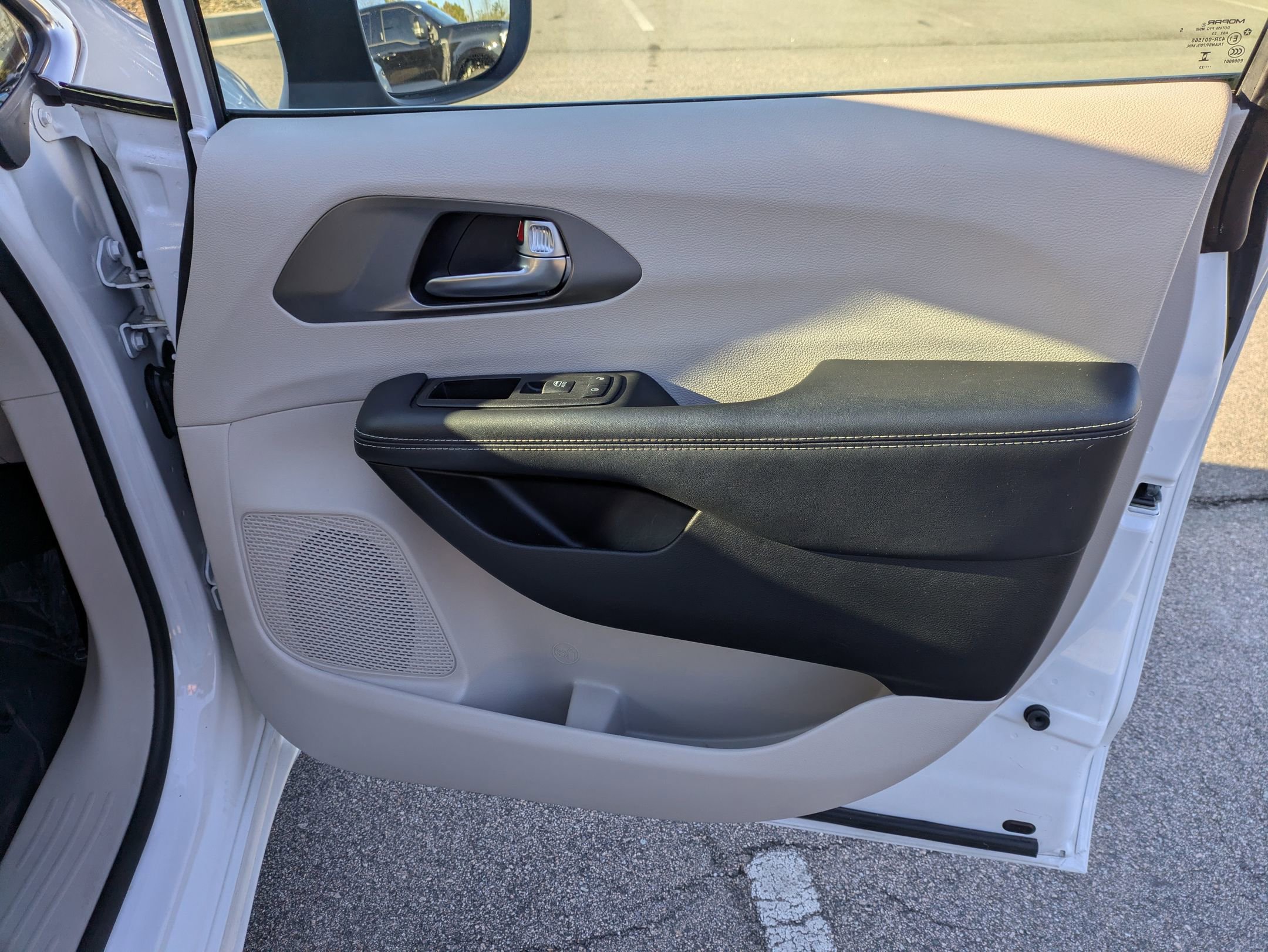 Used 2023 Chrysler Pacifica Touring-L image 35