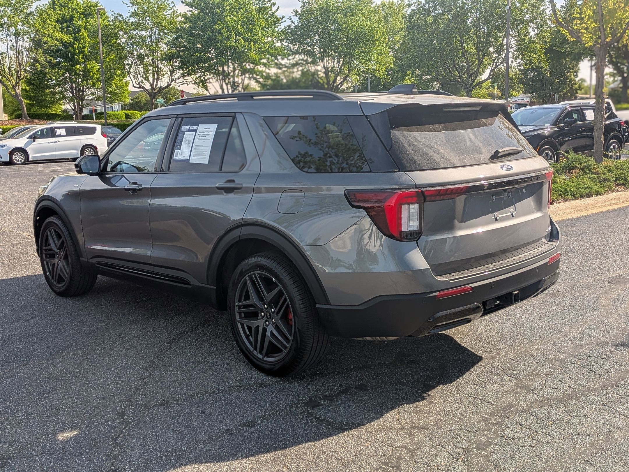 Used 2025 Ford Explorer ST-Line w/ ST-Line Street Pack AWD/4WD image 7