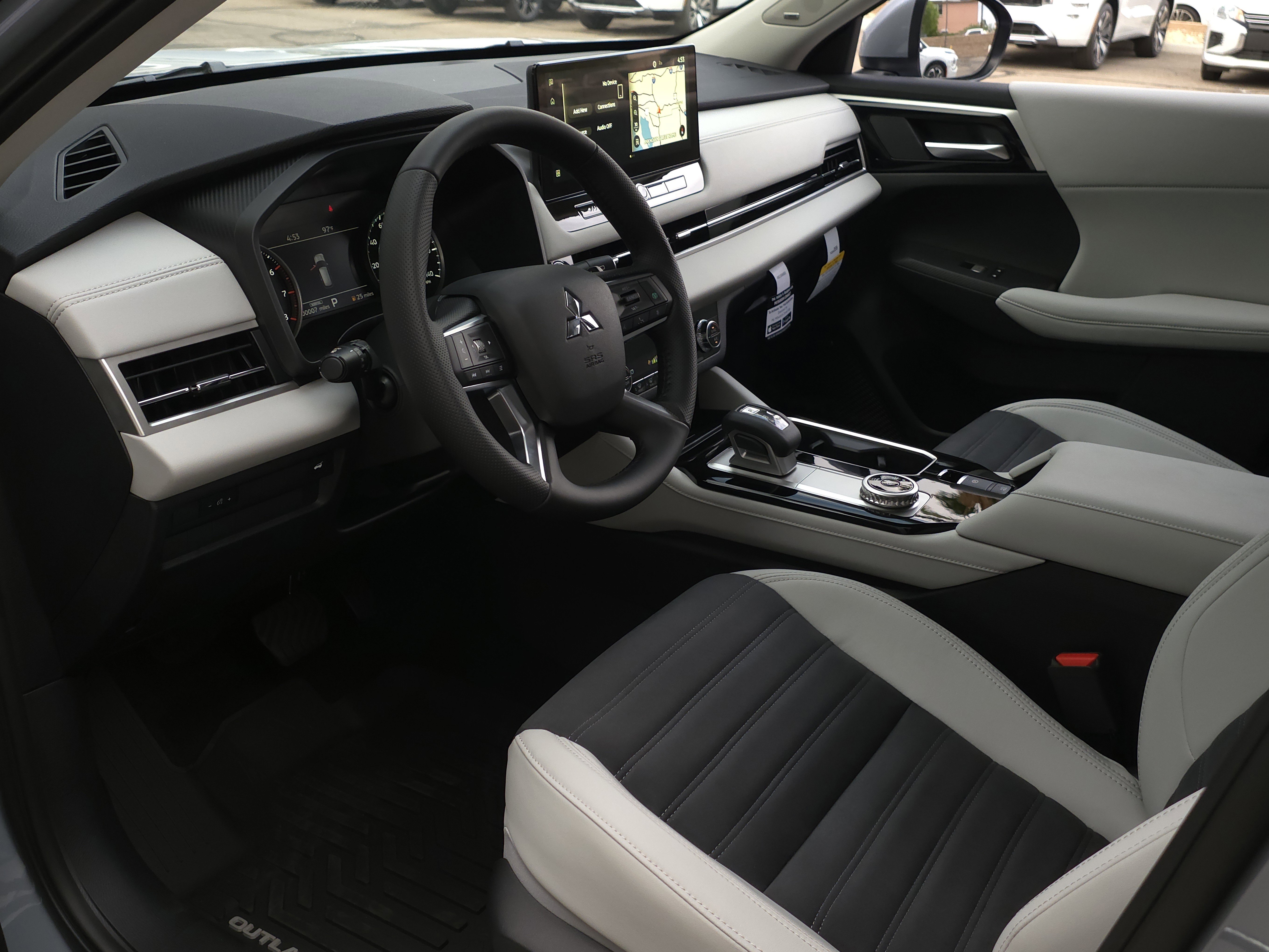 New 2025 Mitsubishi Outlander SE image 9