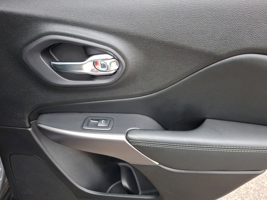 Used 2020 Jeep Cherokee Latitude Lux w/ Quick Order Package 2YH Lux image 14