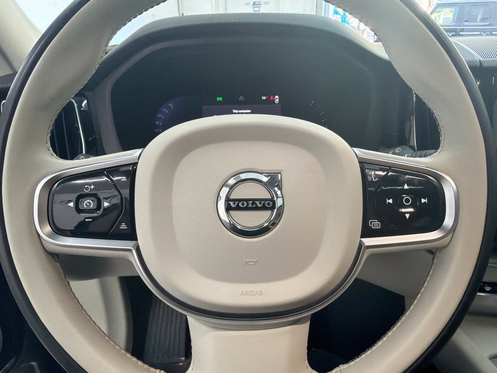 Used 2023 Volvo XC60 B5 Ultimate FWD image 16