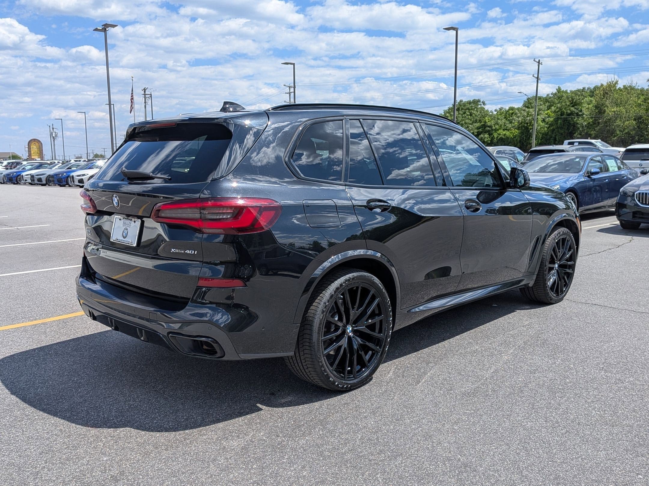 Used 2022 BMW X5 xDrive40i w/ M Sport Package AWD/4WD image 3