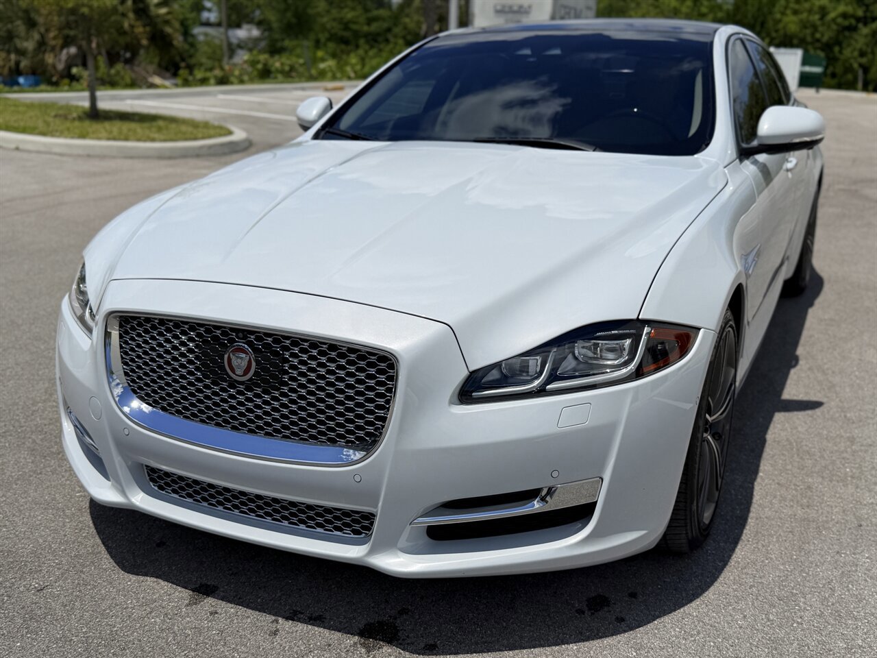 Used 2019 Jaguar XJ L Supercharged RWD image 2