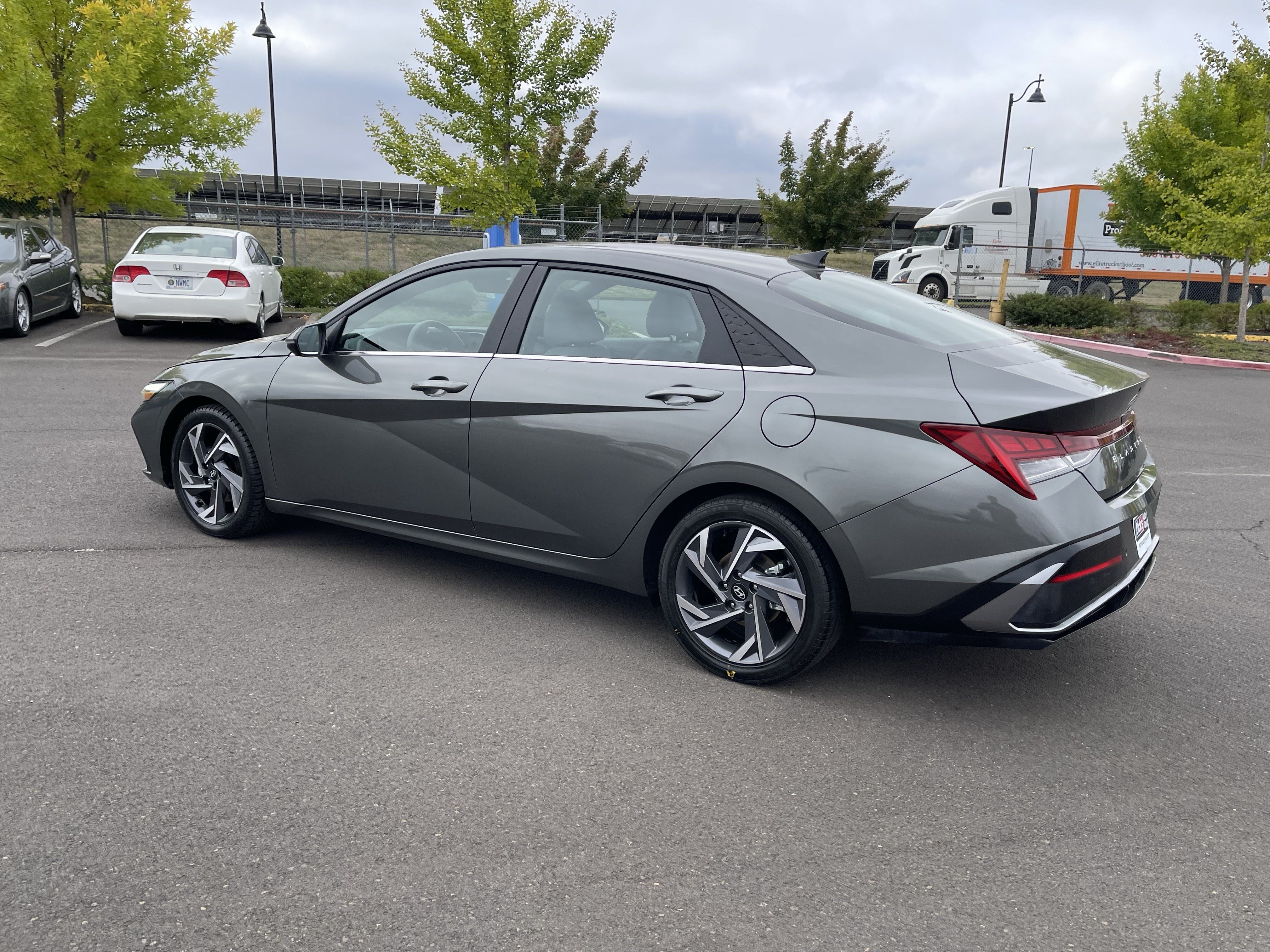 Used 2024 Hyundai Elantra Limited FWD image 3
