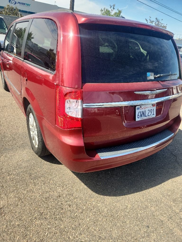 Used 2012 Chrysler Town & Country Touring w/ Entertainment Group #1 FWD image 11