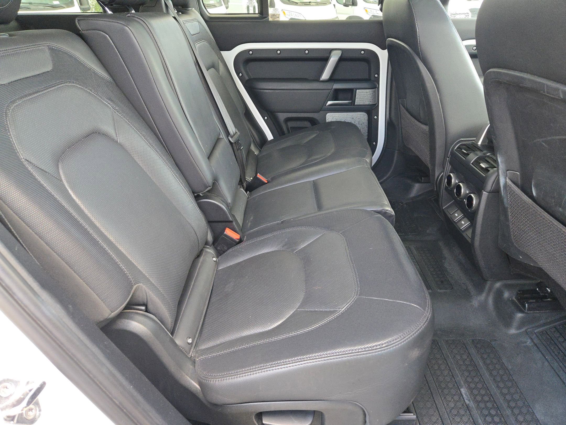 Used 2024 Land Rover Defender 130 X-Dynamic SE image 29