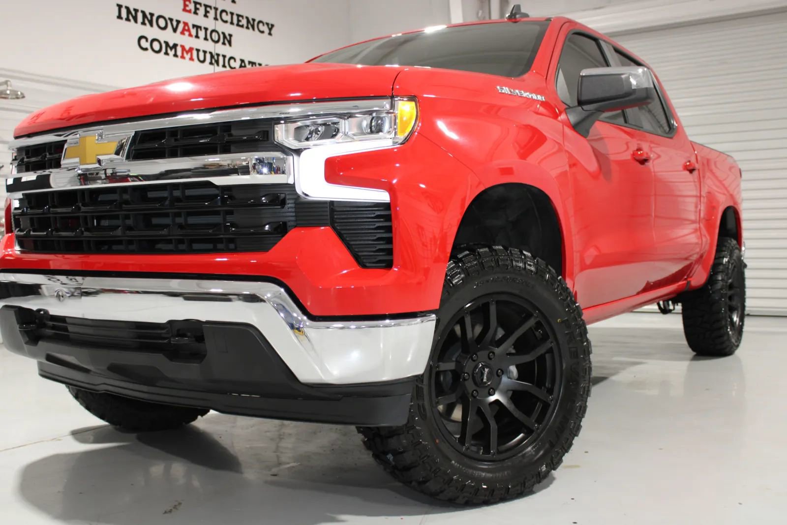 Used 2025 Chevrolet Silverado 1500 LT AWD/4WD image 1