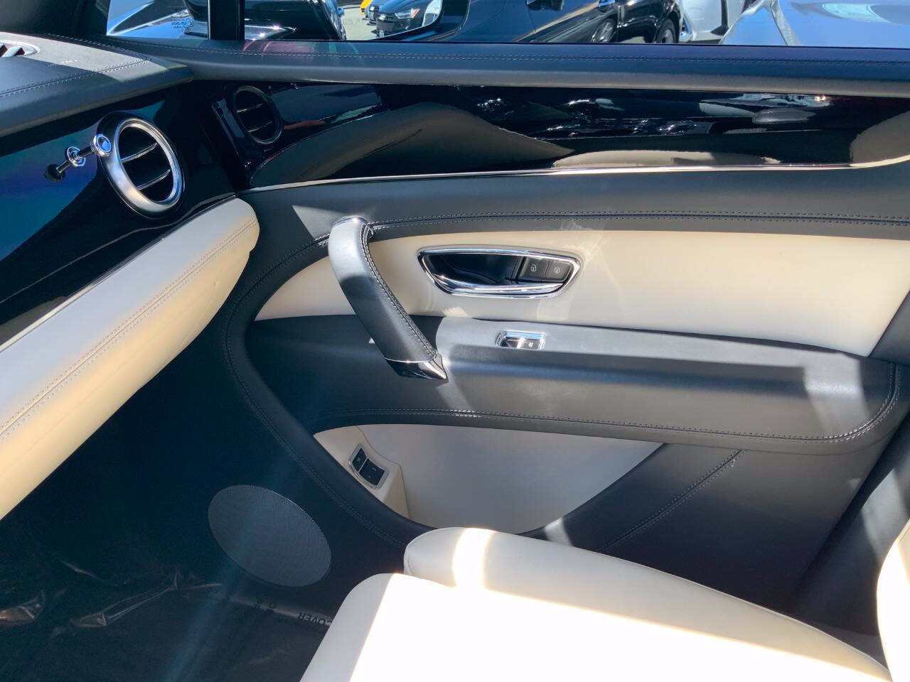 Used 2019 Bentley Bentayga AWD/4WD image 26