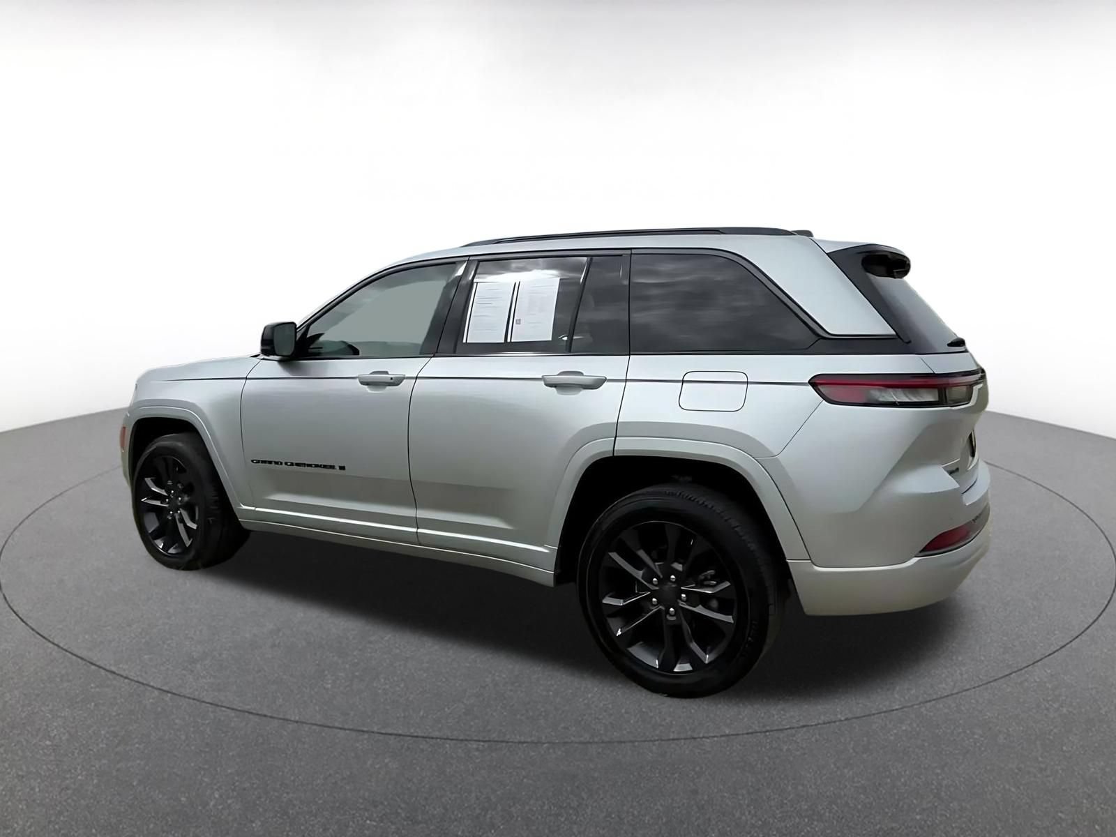 Used 2026 Jeep Grand Cherokee Limited AWD/4WD image 9