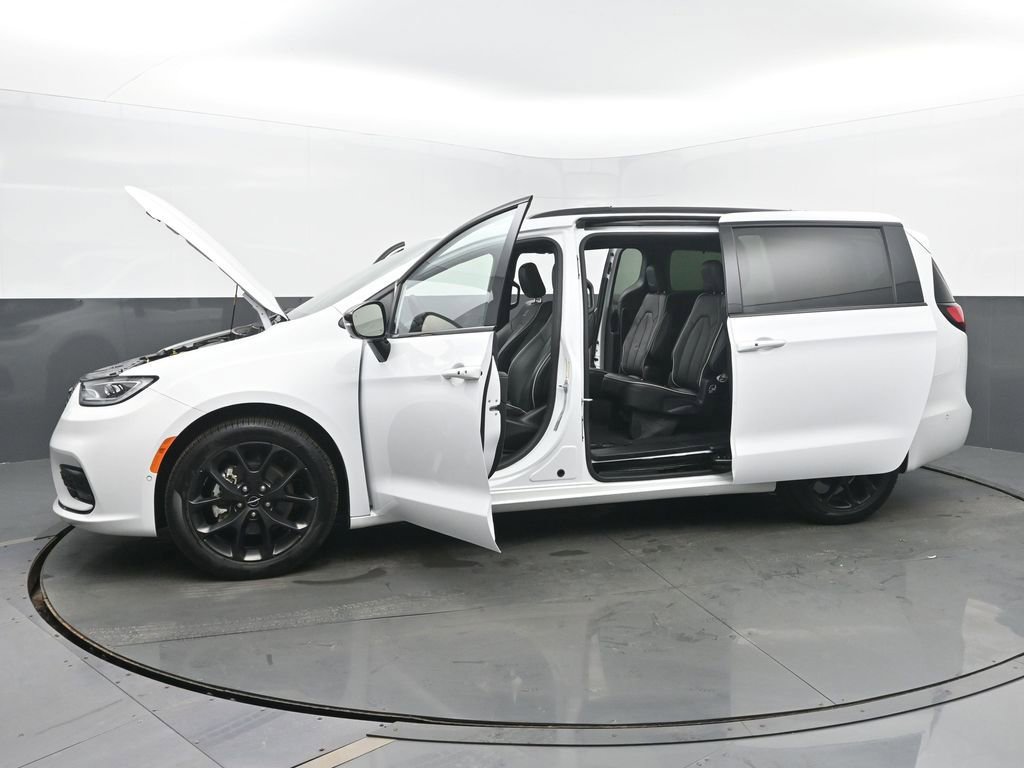 Used 2025 Chrysler Pacifica Limited image 53