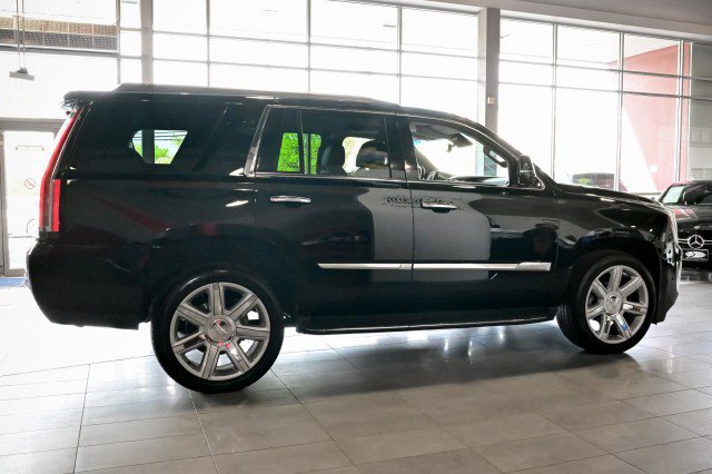 Used 2017 Cadillac Escalade Luxury AWD/4WD image 4