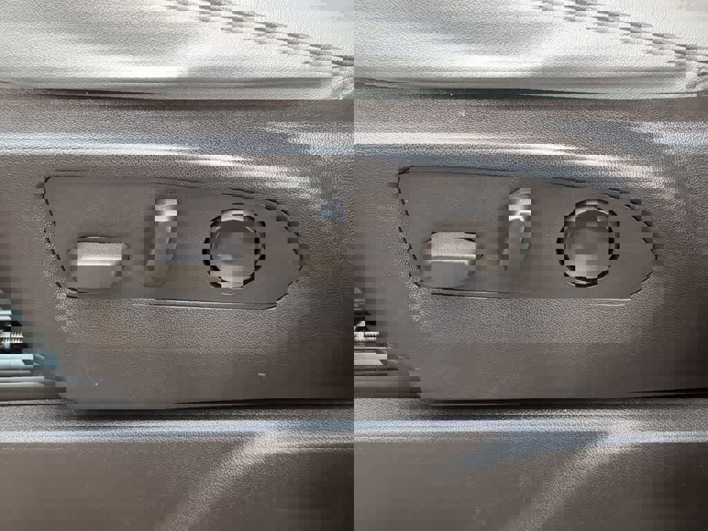 Used 2023 GMC Yukon XL SLT w/ SLT Luxury Package image 16