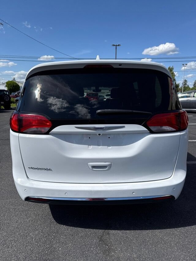 Used 2020 Chrysler Pacifica Touring-L FWD image 7