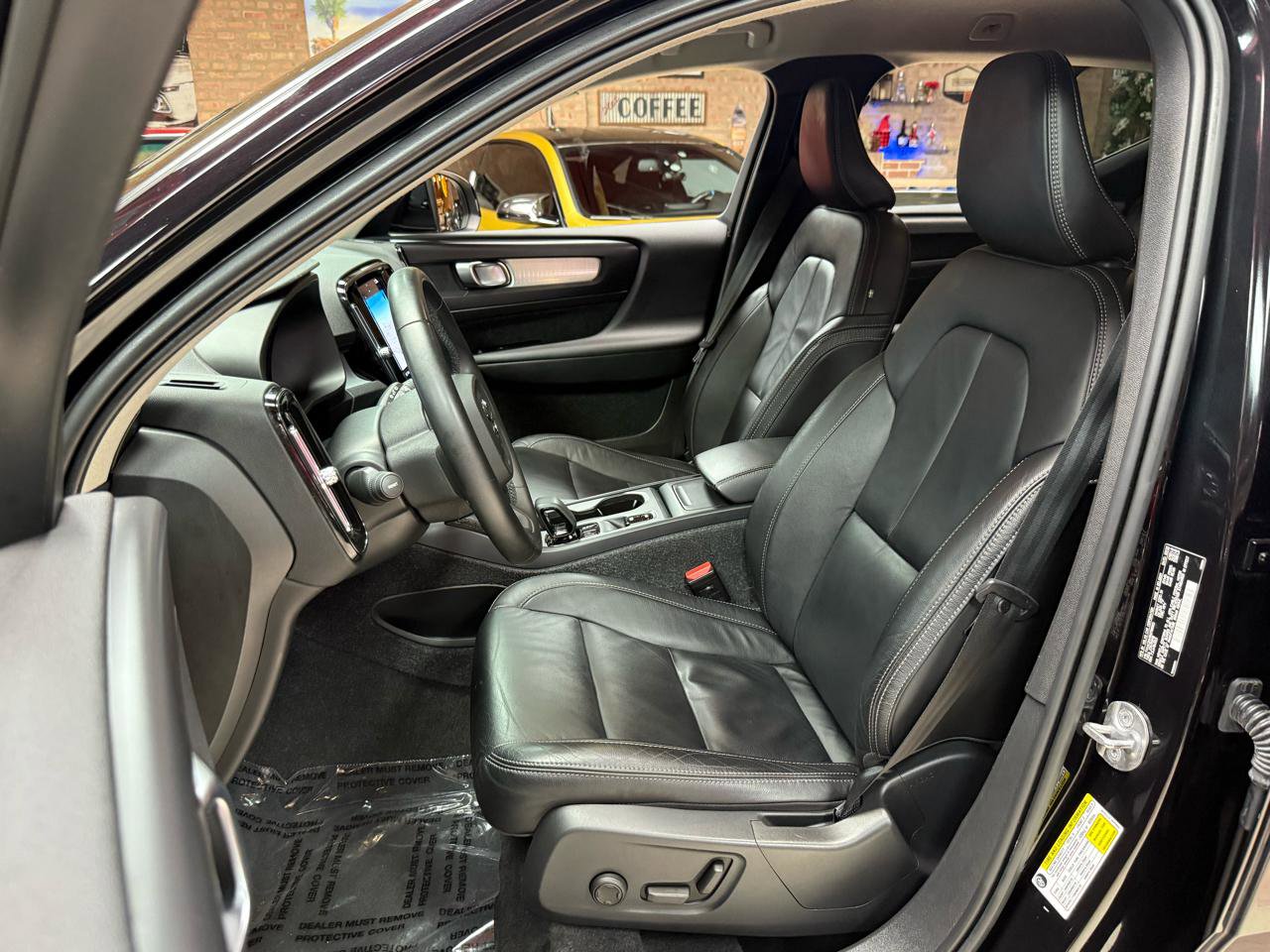 Used 2022 Volvo XC40 T4 Momentum FWD image 24