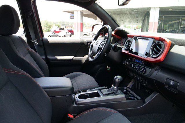 Used 2017 Toyota Tacoma TRD Sport w/ Premium & Technology Package AWD/4WD image 39