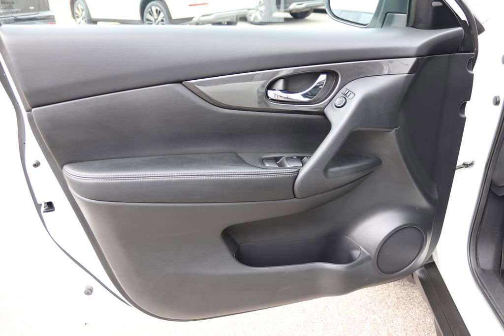 Used 2020 Nissan Rogue SV image 12
