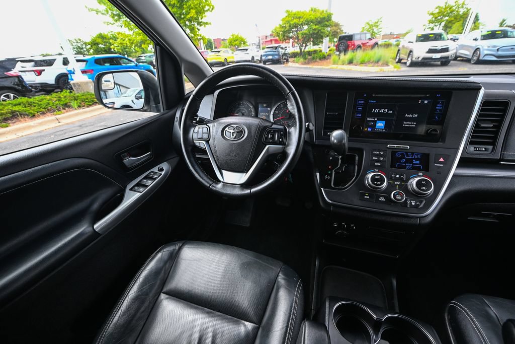 Used 2017 Toyota Sienna SE FWD image 32