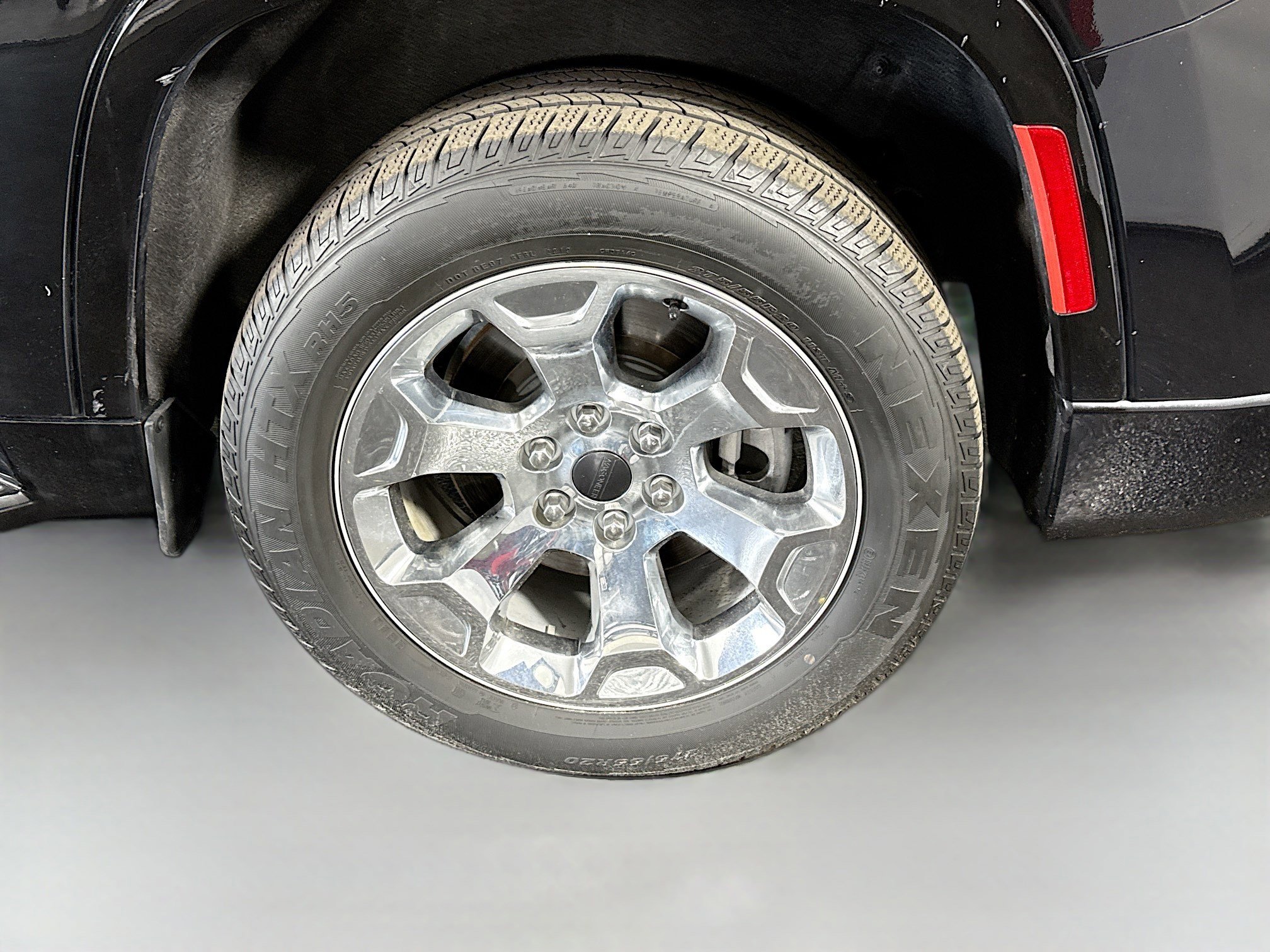 Used 2024 Jeep Wagoneer L Series II RWD image 37