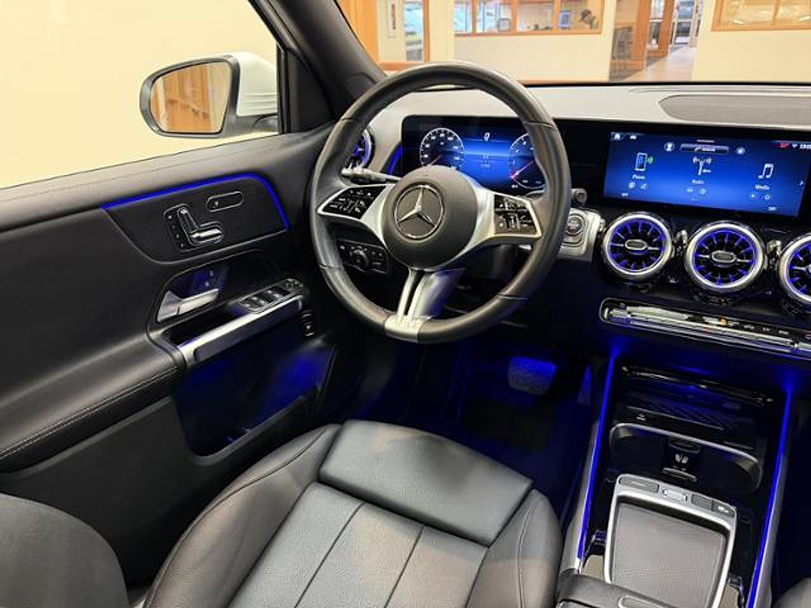 Used 2025 Mercedes-Benz GLB 250 image 9