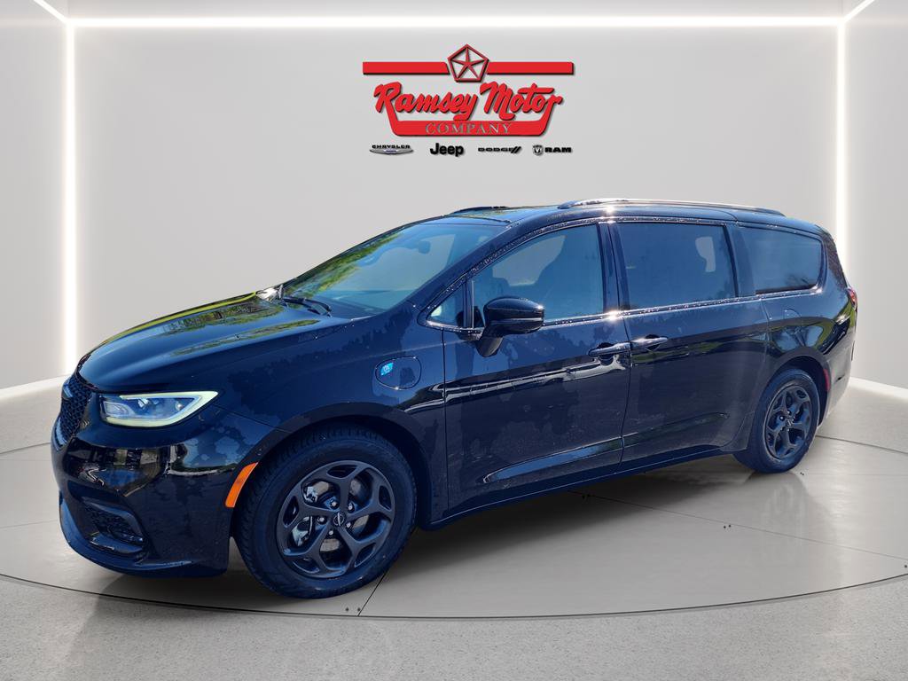 Used 2024 Chrysler Pacifica Premium