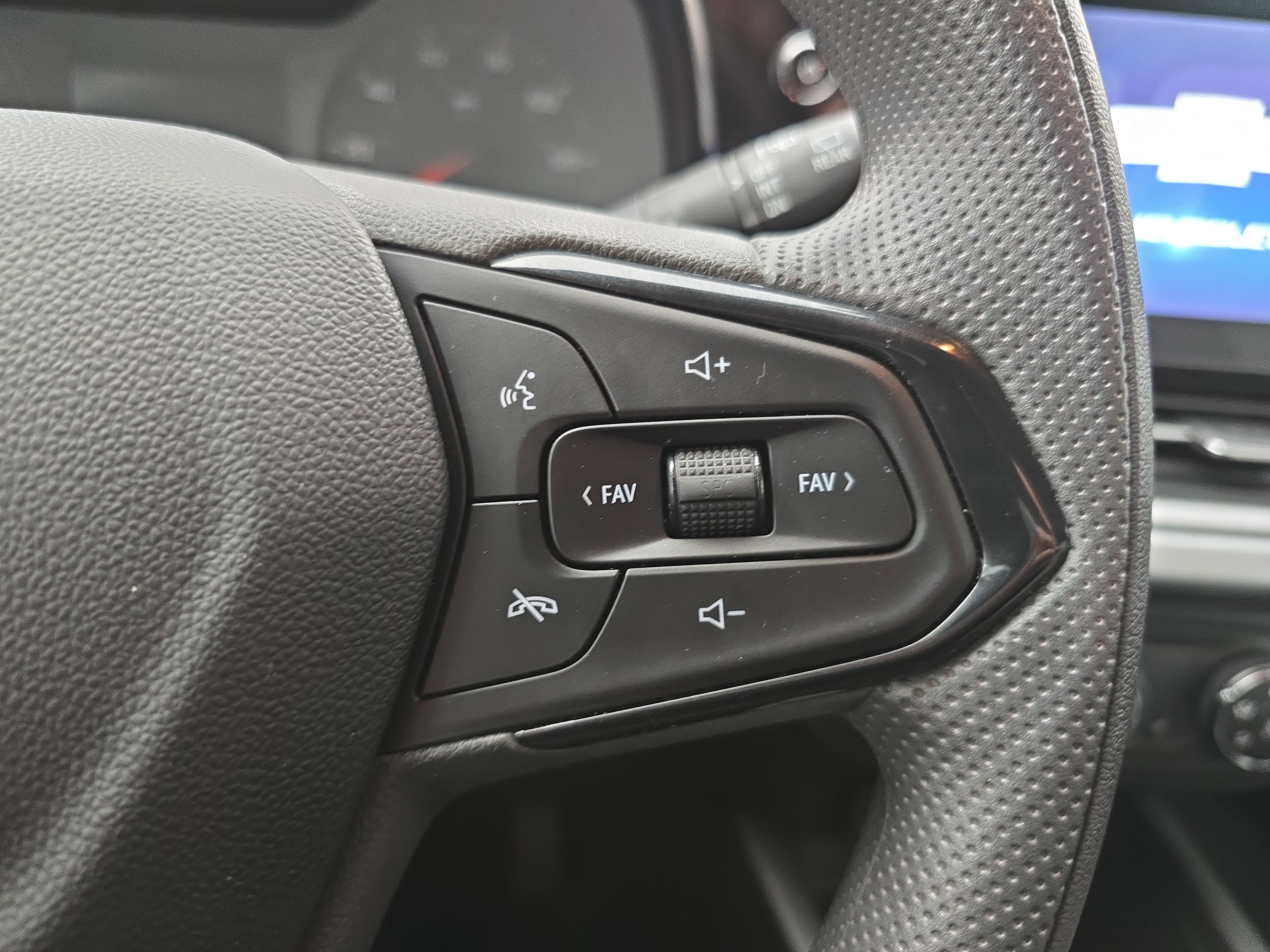 Used 2026 Chevrolet Trax LS w/ LS Convenience Package FWD image 17
