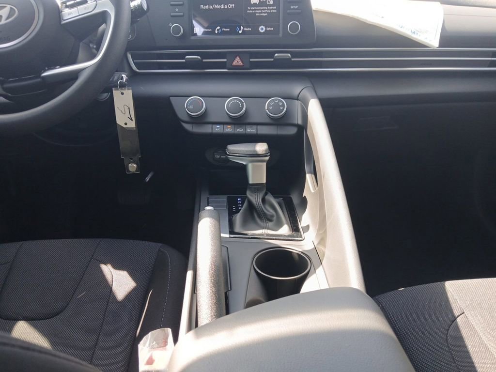 Used 2025 Hyundai Elantra SE FWD image 11