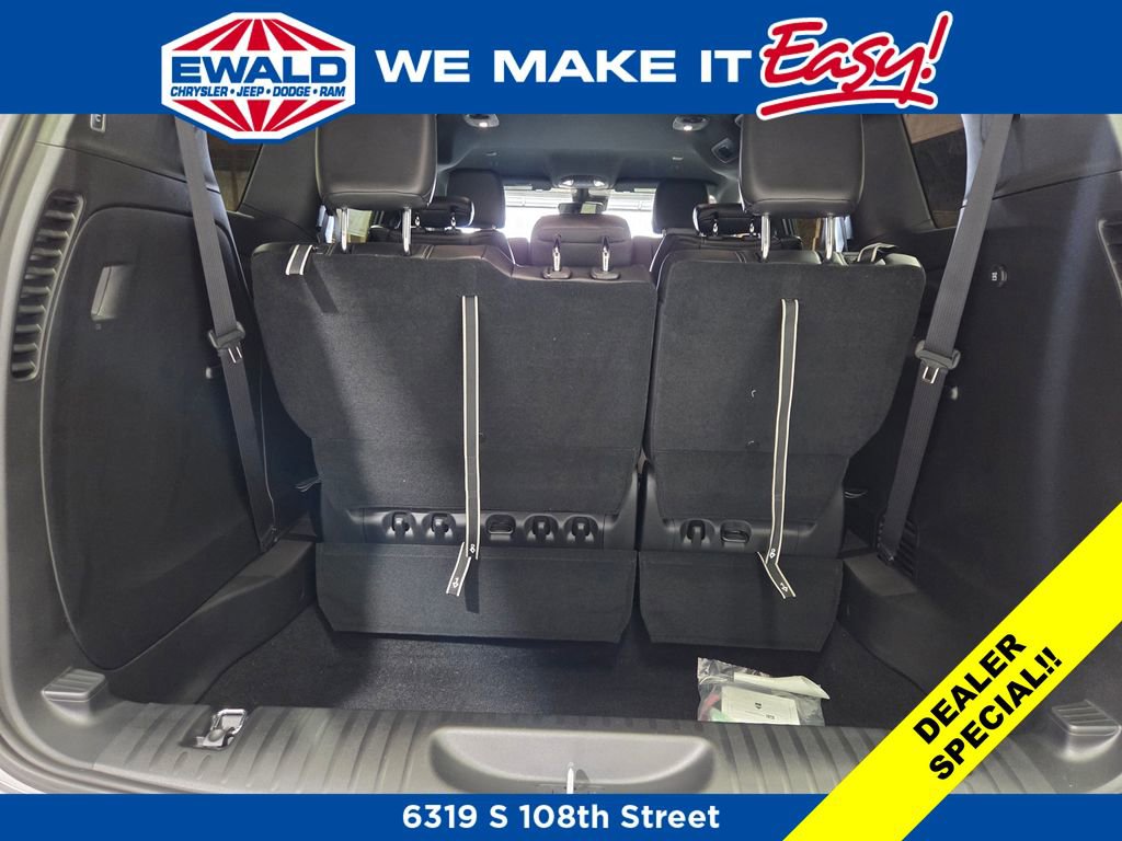 New 2026 Chrysler Pacifica Select AWD/4WD image 15