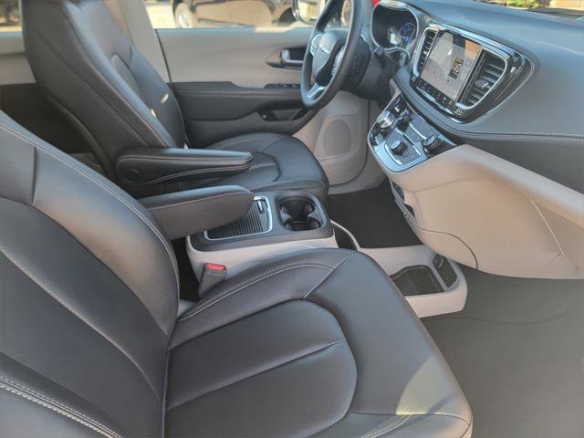 Certified 2024 Chrysler Pacifica Select image 22