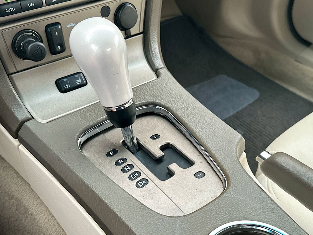 Used 2005 Ford Thunderbird 50th Anniversary RWD image 20