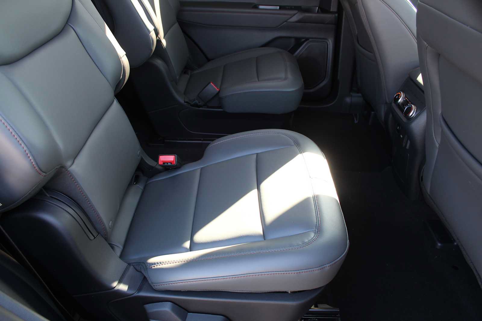 New 2026 Ford Explorer Active w/ Active Comfort Package RWD image 24