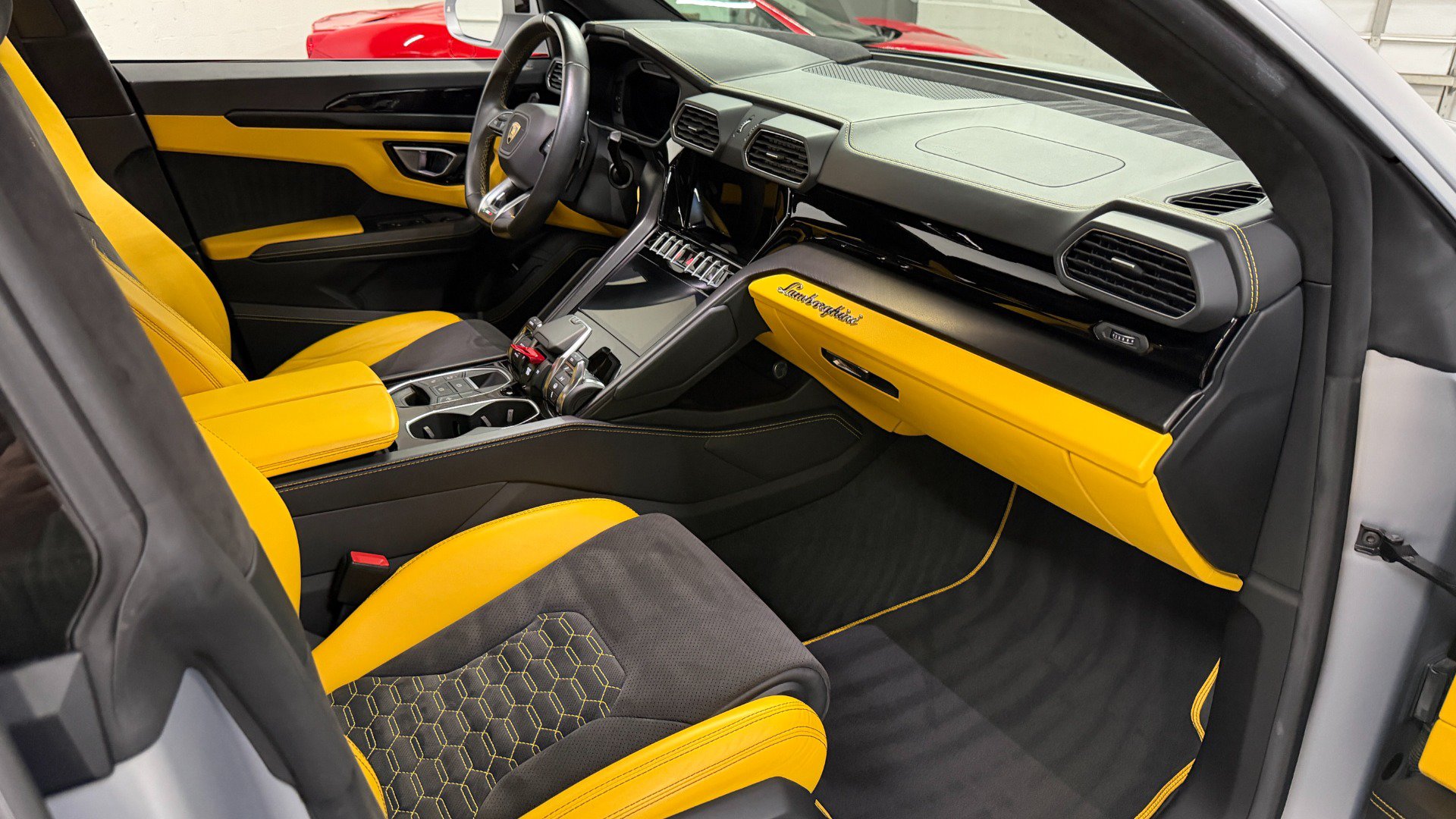 Used 2022 Lamborghini Urus AWD/4WD image 61