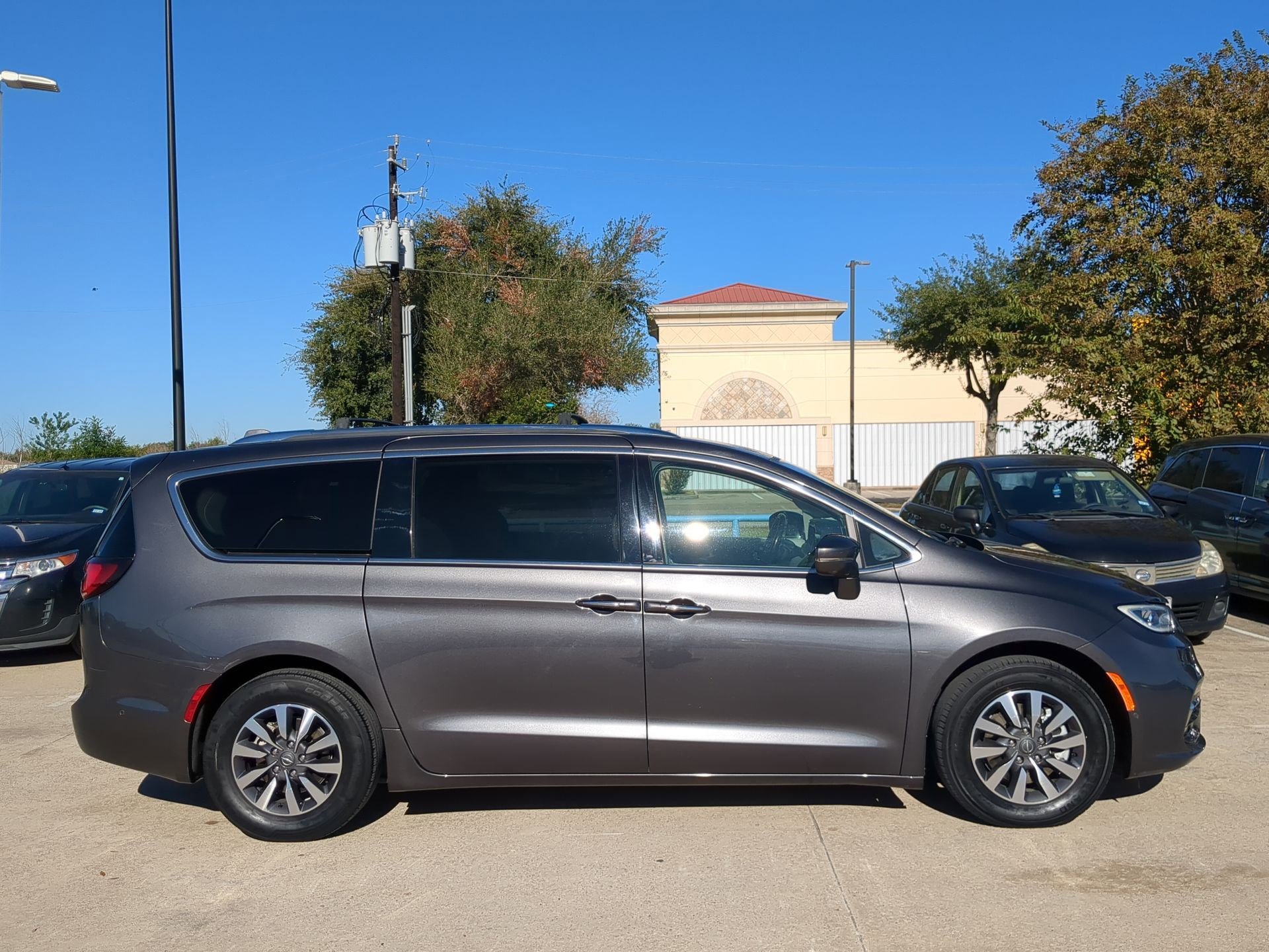 Used 2021 Chrysler Pacifica Touring-L image 2
