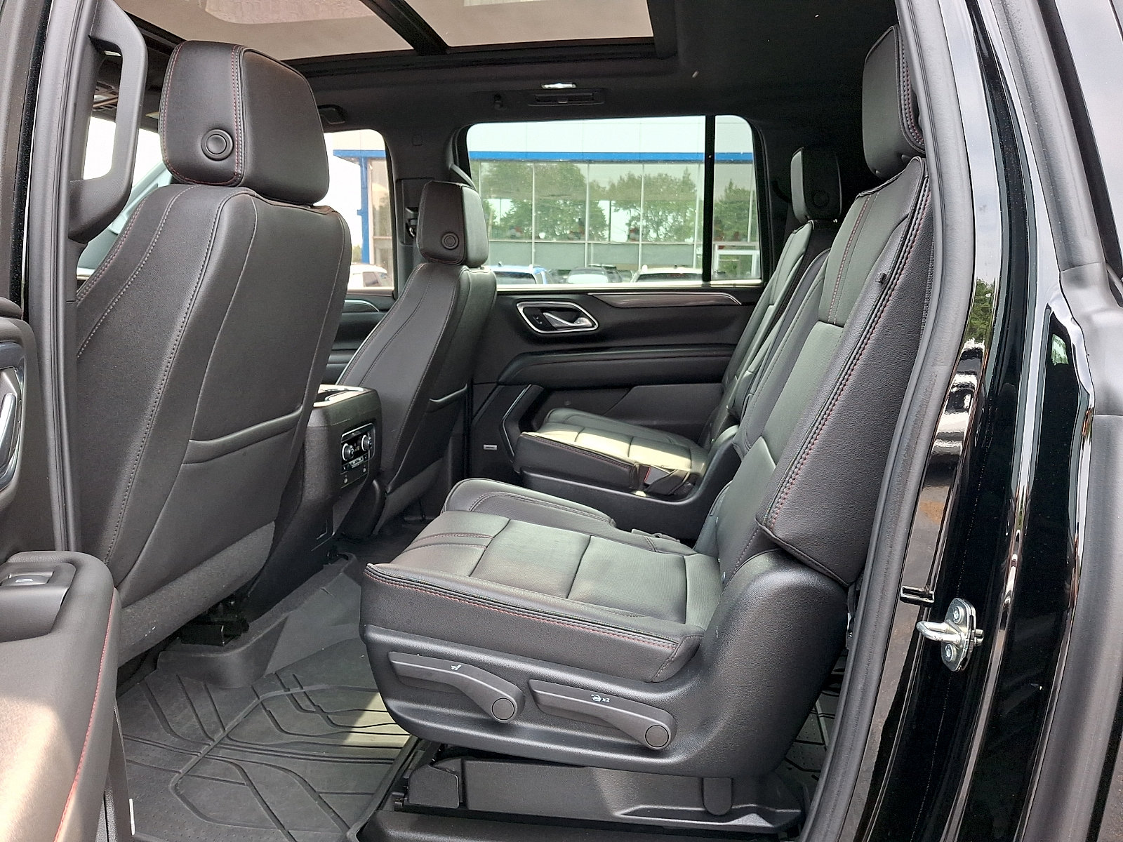 Used 2023 Chevrolet Suburban RST w/ Luxury Package AWD/4WD image 11