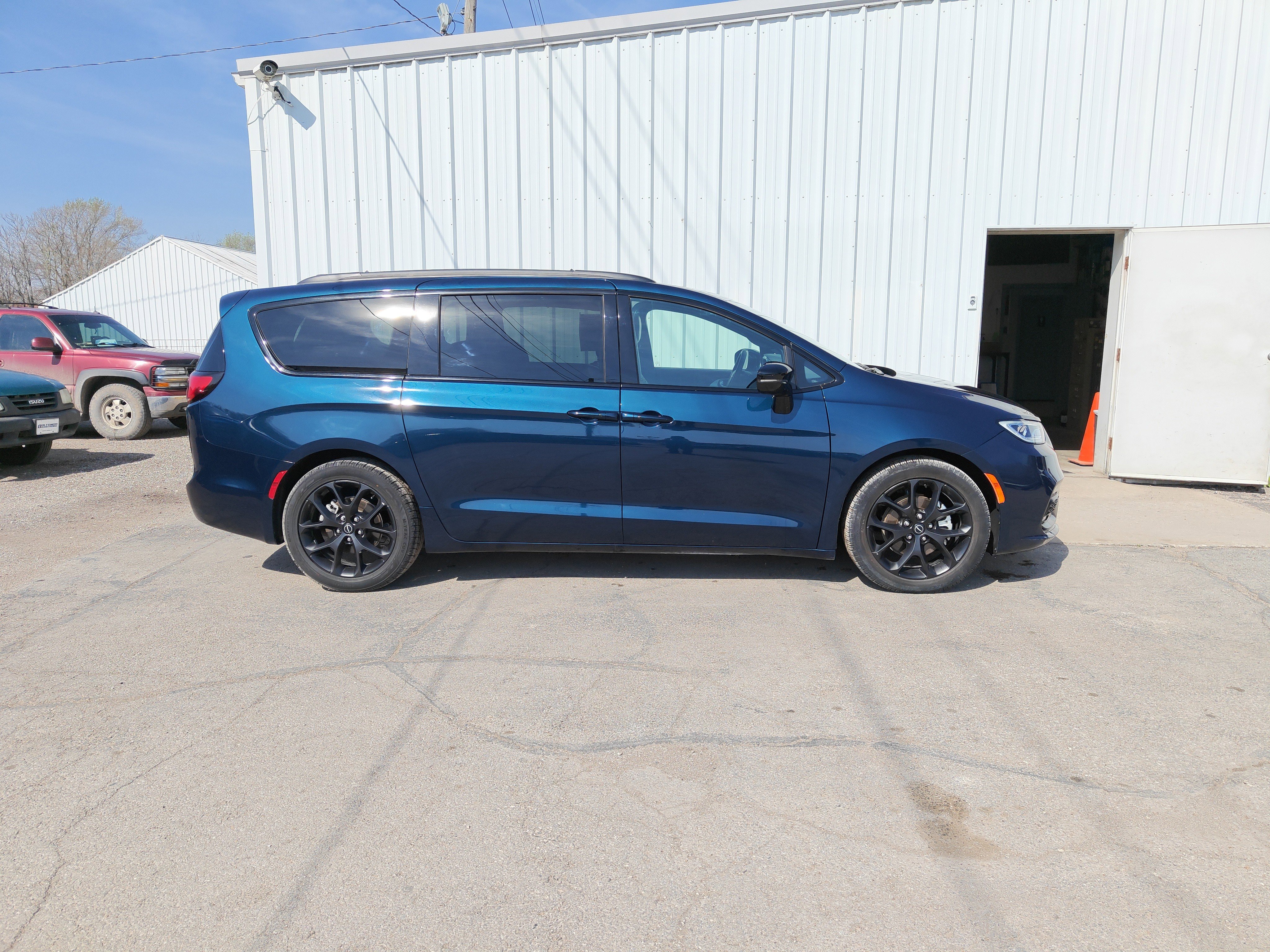 Used 2025 Chrysler Pacifica Limited FWD image 1