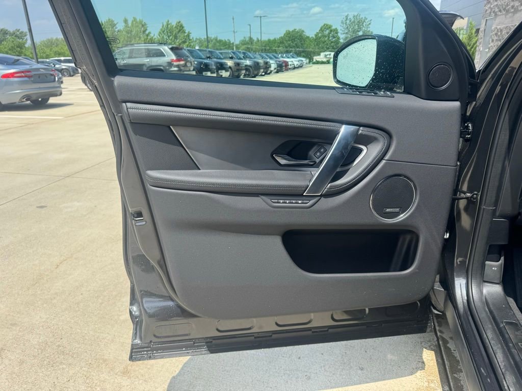 New 2024 Land Rover Discovery Sport Dynamic SE image 10