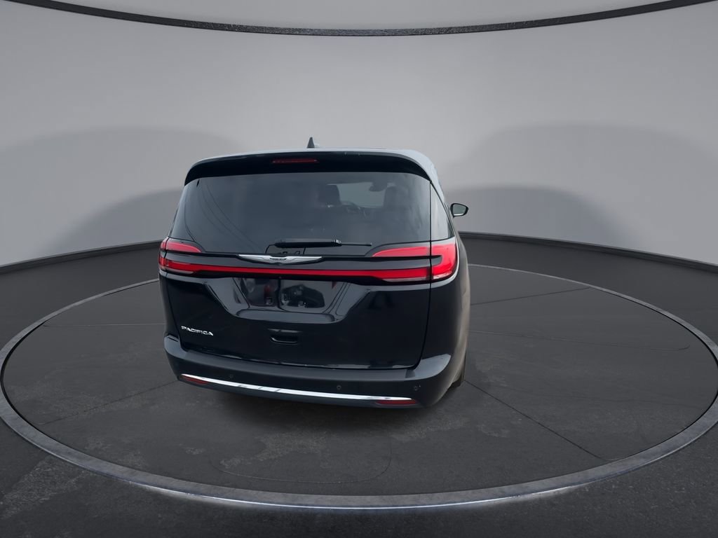 Used 2023 Chrysler Pacifica Touring-L image 7