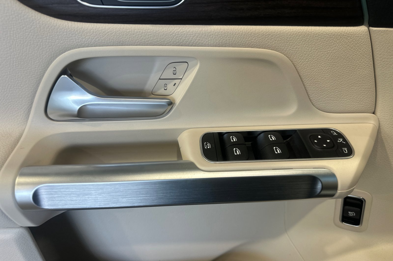 New 2025 Mercedes-Benz GLB 250 4MATIC image 11